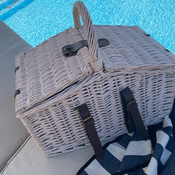 Picnic Basket Wicker Complete for 4 Super Cute! - Picture 11 of 15